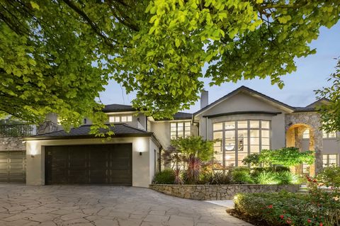 Cette grande résidence familiale contemporaine de 2 étages conçue par un architecte bénéficie d’un lotissement d’angle proéminent d’environ 1530 m² avec deux allées et une présence impressionnante dans la rue. Protégé par un jardin clos avec un orme ...