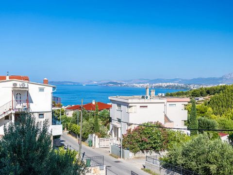 Dit uitzonderlijke appartement met 4 slaapkamers is gelegen in een van de meest gewilde straten van Podstrana en biedt een spectaculair uitzicht op de Adriatische Zee, de stad Split en het eiland Brač. Het appartement is ontworpen met luxe in het ach...