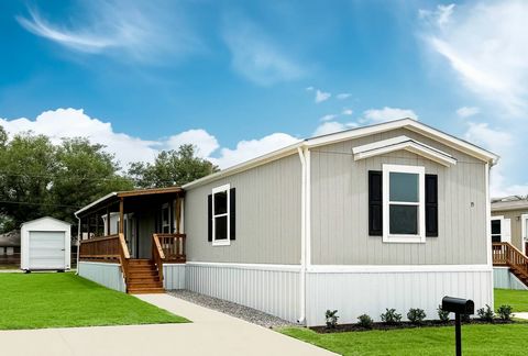 ¡Bienvenido a este impresionante hogar a estrenar en una comunidad recién establecida en Burleson, TX! Con 4 amplias habitaciones, 2 baños modernos y 1,440 pies cuadrados de espacio habitable, esta casa está diseñada para aquellos que buscan comodida...