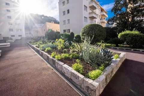 Dit elegante 2-kamerappartement van 50 m² is perfect voor koppels en gezinnen met 2 kinderen. Het is volledig gerenoveerd en biedt u een complete uitrusting en een ideale ligging nabij de stad. 20 meter van de zee. Dicht bij basisbenodigdheden winkel...