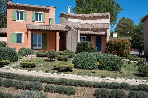 La Résidence Le Claux du Puits se compose d'un petit ensemble d'appartements et de villas qui se déploient en arc de cercle autour de la piscine offrant des vues panoramiques sur le Mont Ventoux et ses environs. La résidence se trouve à proximité du ...