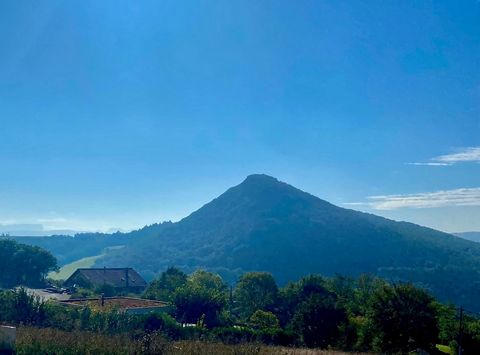 Venez découvrir sur la Commune de Chaumont ce lotissement proposant 10 lots à bâtir dont ce lot d'une surperficie de 348 m2. La situation de cette commune rurale proche de la Suisse en fait un grand attrait. Vue dégagée, exposée plein Sud, cette parc...