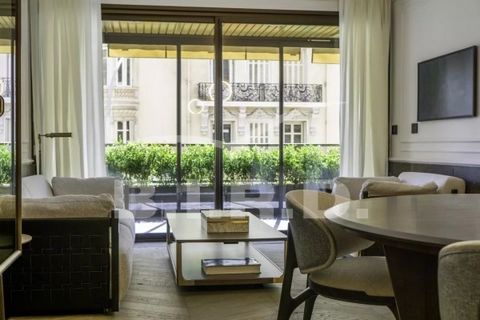 Dieses prächtige Apartment mit 2 Schlafzimmern und 2 Bädern befindet sich in der prestigeträchtigen Residenz Montaigne im begehrten Viertel Carré d'Or und bietet unvergleichlichen Luxus. Es verfügt über ein geräumiges Wohnzimmer mit Essbereich und Ru...