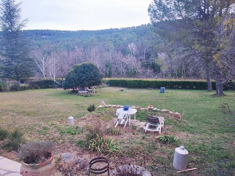 Villecroze (83), située sur un beau terrain clos et arboré de 3900 m2 vue campagne , Maison plain pied de 183 m2 (252 m2 au sol) avec beaucoup de cachet, expo sud, comprenant entrée, cuisine équipée, salon avec cheminée , 2 chambres , bureau, sdb , w...