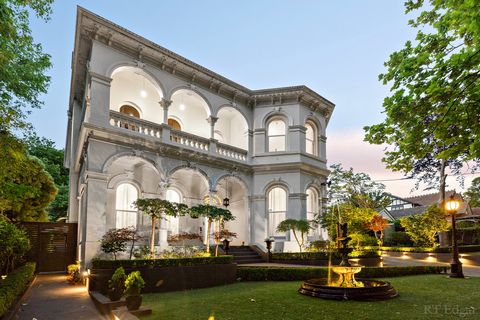 Interessenbekundungen Diese bezaubernde Residenz ist ein seltenes Beispiel für die viktorianische Architektur im italienischen Stil von 1890 im Stadtteil Golden Mile von Canterbury und verbindet jahrhundertealte Verzierungen mit modernem Luxus. Die s...