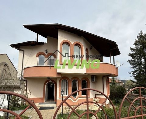 We present to your attention a wonderful, fully furnished family house in the center of the town of Perushtitsa. The property is located on a plot of 1100 sq.m. and offers a total built-up area of 349 sq.m. Floor 1 - entrance hall, spacious living ro...