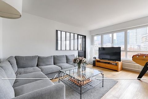 COURBEVOIE, gare de COURBEVOIE, en AVANT PREMIERE et en EXCLUSIVITE, RARE, ce bel appartement familial de 5 pièces en étage élevé vous séduira par sa luminosité, sa décoration contemporaine et sa fonctionnalité. Il est composé d'une entrée avec placa...