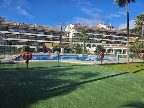 Located in The Golden Mile. Fantastic penthouse located in a gated community in the heart of the golden mile, close to shopping centres such as Carrefour, restaurants, pharmacies and just 400 metres from the beach and promenade of Marbella. The urban...