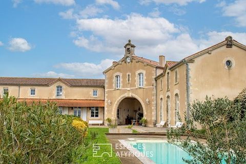 In the charming small town of Nieul-sur-l'Autise, this exceptional property of approximately 540 m² of living space is set on a plot of just over one hectare in the heart of a region with numerous tourist attractions. These former 18th-century castle...