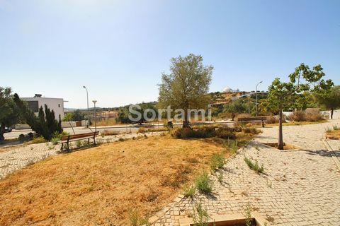 Excellent business opportunity! Building land with a total area of 441m2 and has the possibility of building a residential building with 4 floors, 12 apartments and garage. It is very well located, inserted in a new urbanization in Loulé. The municip...