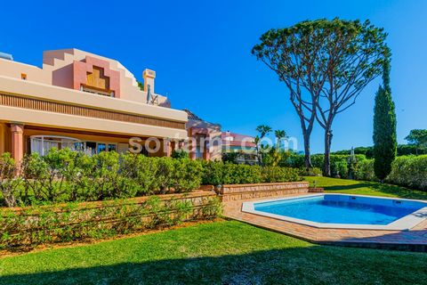 Fantástica villa con vistas al golf en Vilamoura. Consta de hall de entrada que conduce al amplio y luminoso salón, comedor con salida directa al jardín, cocina equipada, cinco dormitorios y tres baños. En el primer piso encontrará dos dormitorios má...