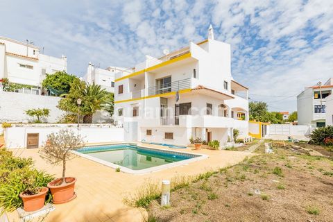 Private condominium located in Albufeira! This excellent private condominium has eight units built with only three floors. All fractions have generous areas, some with balconies as well as an open space concept of living room and kitchen. This fantas...