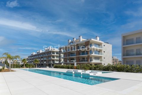 Deléitese con este apartamento de dos habitaciones, ubicado en un condominio privado a poco más de 2km de la playa. Con amplios ventanales climalit con corte térmico, amplios balcones quincho con parrillero que son extensión del living comedor con co...