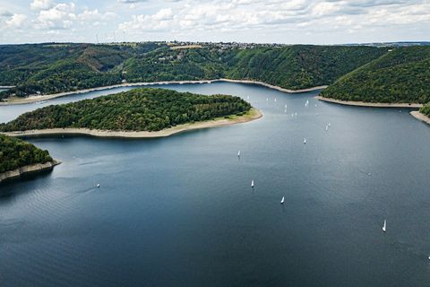 Diese großzügigen, ebenerdigen Ferienwohnungen liegen im schön gelegenen Resort Eifeler Tor. Sie erreichen den Eingang Ihrer Ferienwohnung einfach mit dem Aufzug oder über die Treppe. Die Ferienwohnung verfügt über ein stimmungsvolles Wohnzimmer mit ...