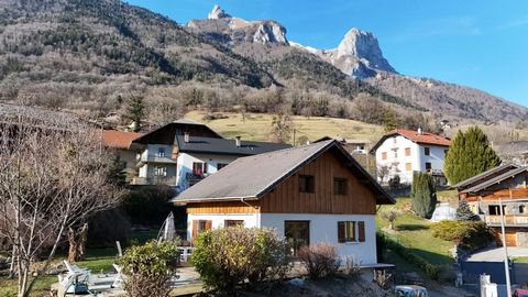 Haute-Savoie, 74210 SAINT FERREOL, A proximité de l'école et de la mairie, à quelques minutes en voiture ou à vélo du lac d'Annecy, cette maison familiale construite en 2004 sur 1500 m² de terrain arboré (possibilité de piscine et pool house) offre u...