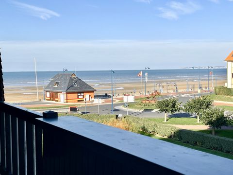 XXX EXCLUSIVITÉ NORMANDY IMMOBILIER VILLERS-SUR-MER XXXX FACE À LA MER, en étage élevé avec ASCENSEUR, parfaite distribution pour cet appartement 3 pièces d'angle de 54 m2 bénéficiant d'une terrasse double pleine vue mer. Entrée indépendante avec pla...