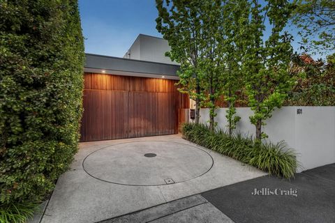 Expressions of Interest Closing Tuesday 25th February at 3pm A builder’s own triumph utilizing the expertise of Stonnington Residential, this custom 4 bedroom 3 bathroom freestanding sensation is an impressive statement of the highest echelon build q...