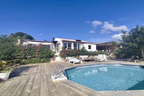 Wir beginnen unsere Besichtigung mit dem Haupthaus. Von der Terrasse und dem Solarium aus kann man die Mittelmeerküste und das Ebro-Delta am Horizont sehen. Es gibt ein elegantes und gemütliches offenes Wohnzimmer, eine Küche, die sich zu einem geräu...