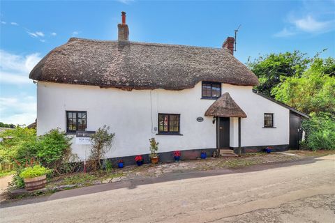 Owning this cottage is owning part of Devon’s rich history. In fact, this is the second time the current Vendor has owned it in the past 20 years! There is a cobbled area at the front to either side of the thatched porch which provides for parking. T...