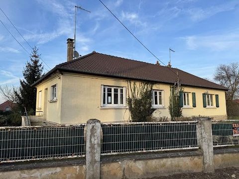 Maison mitoyenne située à 5 min de Crépy En Valois et de la N2, dans un village avec écoles et périscolaire. Edifier au milieu d' un terrain de plus de 600m2 cette maison se compose d'une cuisine aménagée , un salon, 2 chambres, une salle de bains et...