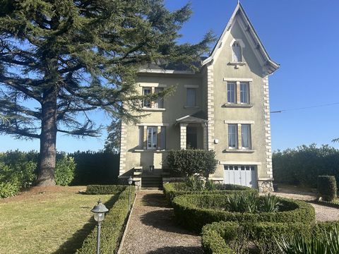 Investors' attention: Exclusivity: Investment building, ideally located in the heart of a large dynamic town in the south-west of Aveyron, close to all services, shops and amenities. This bourgeois style house is built on 3 levels. Its typical high...