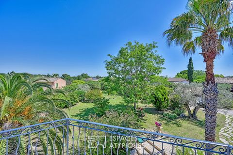 Located on the heights of Saint-Jean-De-Védas, just a few minutes from Montpellier, this house of 305 m2 of living space extends over a wooded plot of 1750 m2. Built in 2008, this three-level property combines comfort and generous volumes, offering a...