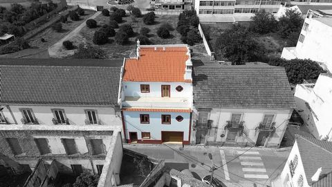 Villa de 4 chambres à coucher située au cur du village de São Bartolomeu de Messines. Cette propriété a été construite en 2011 et a une zone de construction de 332m2, répartie sur 3 étages, comme suit : REZ-DE-CHAUSSÉE - Garage avec portail automatiq...