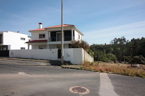 Ext.-Nr. 7033 Zu verkaufen, Villa mit modernen Oberflächen, nur 5 Minuten vom Zentrum von Leiria entfernt. Im 0. Stock befindet sich eine ausgestattete Küche mit Insel und Zugang zum Grill, Wohn- und Esszimmer, Badezimmer und Büro/Schlafzimmer. Im 1....