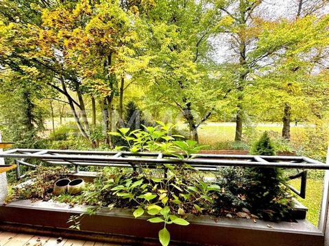 Welkom in dit lichtovergoten 3-kamerappartement op 100 vierkante meter, dat ruime kamers en een uitnodigend balkon biedt. Geniet van het uitzicht op het groen, dat zorgt voor een rustige en ontspannen sfeer. De ingerichte keuken biedt alles wat uw ha...