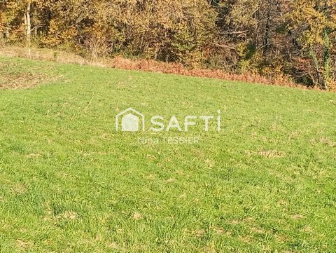 Located in the charming commune of Pécorade (40320), this 3374 m² plot offers an ideal location in a dynamic artisanal zone. Close to Geaune and Aire sur l'Adour, this plot benefits from easy access to public transport. The calm, green environment of...