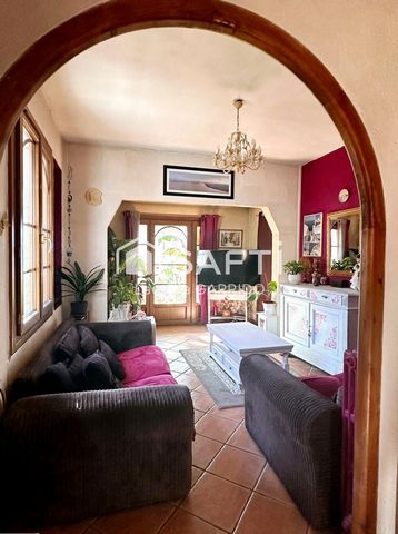 Belle maison des années 30, avec soubassement en pierres de taille, située idéalement dans un quartier résidentiel, calme, à proximité à pieds du centre du village et de toutes ses commodités. Vue sur les montagnes, et notamment sur Le Canigou, ainsi...