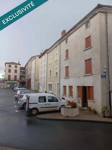 Située à Paulhaguet (43230), cette maison de ville à rénover offre un environnement urbain à proximité des commodités, des écoles et des collèges, idéal pour les familles. Dotée d'une façade en enduit et d'un gros œuvre en parpaing, elle bénéficie d'...