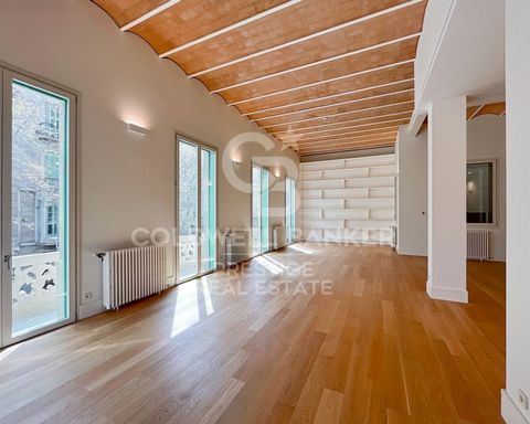 This property in the district of La Dreta de L'Eixample offers a comfortable and well laid out living space. With 3 bedrooms and 4 bathrooms, this 232m2 residence combines a modern design with classic elements. Upon entering the property, you will be...