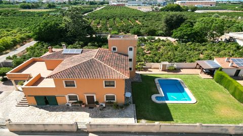 Description of object: This villa / townhouse near Ondara is situated on a plot of approx.1.800m² and has a living area of 320m² spread over two levels. On the ground floor there is a bright living-dining room with open kitchen and exit to a covered ...