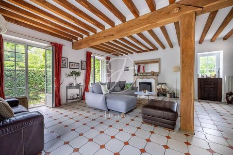 Nestled close to the forest, in a quiet, residential area, this 18th-century family home boasts 200sqm of light and generous volumes. Set in 490sqm of south-facing landscaped grounds planted with trees, it combines the charm of yesteryear with modern...