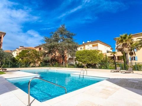 Located just 2 minutes' walk from the famous Place des Lices, this top-floor apartment with elevator access offers stunning views of the sea and the village of Saint-Tropez. It offers a living-dining room with an open kitchen opening onto a terrace w...