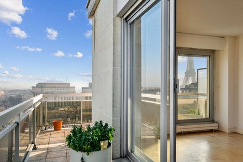 Paris 16th, highly sought after location on the Trocadero in a luxury building with 24/7 security, this spacious 180m2 apartment offers spectacular views of Paris and its monuments. Ready for renovation, accommodation comprises a double living room, ...