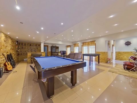 Découvrez toutes les photos, vidéo et visite virtuelle de cette magnifique villa. En excellent état, avec une classe énergétique A+, c'est une maison avec plusieurs détails de luxe, qui vous offrira un maximum de confort, pouvant profiter du chauffag...