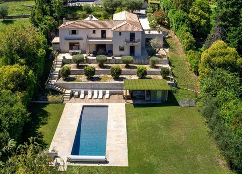 Discover this magnificent modern villa offering a breathtaking, postcard-worthy view of the famous village of Saint-Paul de Vence, both day and night. Set on a landscaped plot of approximately 3,000 m2, this exceptional property is ideal for a large ...