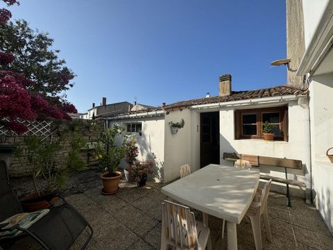 In the district of the Town Hall of Sainte Marie de Ré, village house with very interesting volumes more than 115 m² of living space, 3 bedrooms, office, pleasant living room, sunny courtyard. 499,000 euros. 481,000 euros + Negotiation fees. : 18,000...