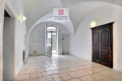 84120 La Bastidonne : Maison de village de caractère avec 2 portes d'entrée, permettant la création de 2 logements indépendants. On apprécie le style voûté de l'espace de vie séjour cuisine ouverte avec pièce attenante idéale salle à manger, bureau o...