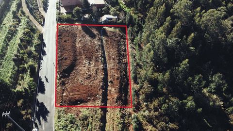 This plot of land is located in the Boqueirão area, in Gaula, near Camacha. It is a rustic plot of 1,980 m² with building permission. It is situated in a peaceful area where nature is the main highlight. The land has a regular shape and virtually no ...