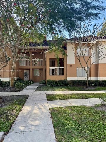 Fantastic investment opportunity! This charming 1 bedroom, 1 bathroom + Den, the bathroom shower was just replaced and completely redone, super central location in Plantation, close to 595, Sawgrass express way, Fort Lauderdale International Airport....