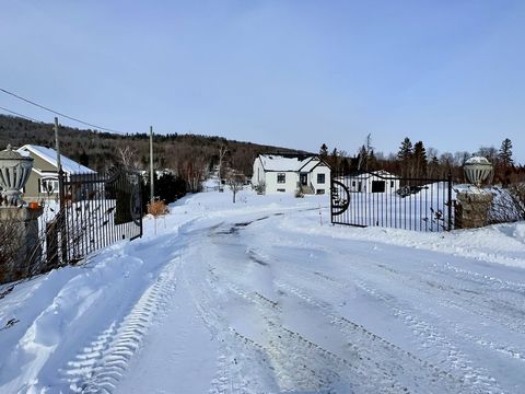 MAISON CLÉ EN MAIN -- RÉNOVÉE AVEC GOÛT ! Sur le bord de l'eau directement avec quai 2022. Superbe propriété de 2008 entièrement rénovée en 2023 : revêtement extérieur, isolation, toiture, fenestration et agrandissement avec mur complet de fenêtres. ...