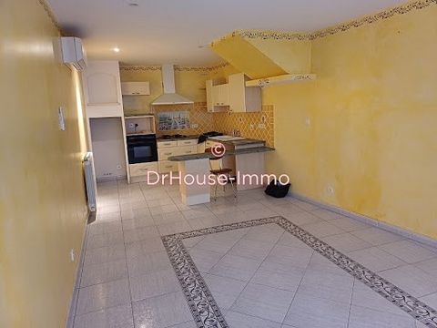 Proche tous commerces , belle maison de village climatisée, F4 d'environ 103 m² + 2 pièces pouvant servir de bureau ou chambres d'appoint et garage Elle se compose de , en rdc une pièce de vie avec cuisine équipée un wc , et un garage Au premier nive...