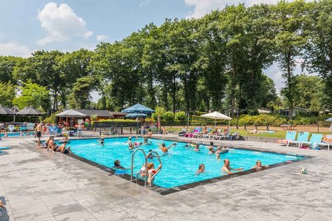 Dit vrijstaande chalet ligt op het ruim opgezette en bosrijke vakantiepark Landgoed De Scheleberg. Midden in de natuur, maar toch op slechts 7 km. van de stad Ede en 5 km. van het plaatsje Lunteren. Het gelijkvloerse chalet is comfortabel en compleet...