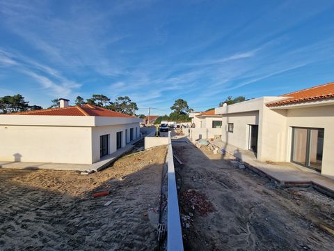 THE ADDED VALUE OF THE PROPERTY: 4 bedroom single storey house, under construction, inserted in a condominium of 3 houses and on a plot of 488.95m². Located in a village close to schools, shops and transport, and 7km from the village of Ericeira and ...