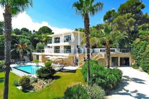 Amanda Properties offers in Cannes, in a quiet residential area, this magnificent architect-designed villa comfortably equipped with luxury amenities and heated pool, offering a beautiful view of the sea and the Lérins islands. Nestled on the prestig...