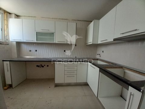 Este apartamento com 5assoalhadas, localizado no Afonsoeiro, Montijo, destaca-se pela sua excelentelocalização. Próximo do supermercado E-Leclerc, está rodeado por uma vastaoferta de serviços e transportes públicos, garantindo toda a conveniência par...