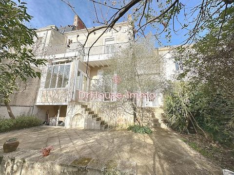 Maison de ville des années 1900 à Périgueux. Située dans un quartier prisé, à proximité de l’hôpital et de toutes les commodités, cette maison de caractère offre une surface habitable de 181 m² et allie le charme de l’ancien à un cadre de vie confort...